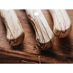 Detalhes do cabo de madeira de facas de cozinha sobre uma mesa