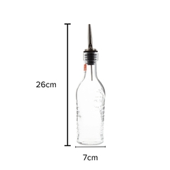 uma garrafa de vidro com bico de inox para armazenar azeite, galheteiro e suas medidas correspondentes