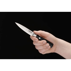uma pessoa segurando uma faca pequena com lâmina de aço damasco e cabo preto
