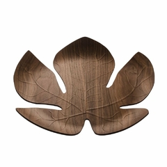 uma bandeja de madeira escura em formato de folha importada da itália, marca Legnoart