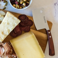 uma faca para cortar queijos duros, com lâmina de aço inox e cabo de madeira da marca italiana Legnoart