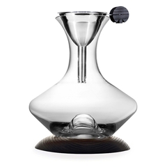 um decanter de vidro, em cima de uma base de madeira, com um funil de aço inox da marca italiana Legnoart, importado da itália