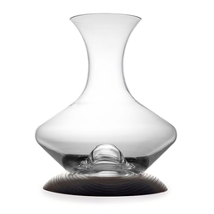 um decanter de vidro, em cima de uma base de madeira,  da marca italiana Legnoart, importado da itália