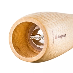 Detalhe do mecaniscmo de moagem de cerâmica de um moedor italiano da marca Legnoart
