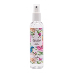 Home Spray com frasco transparente e aroma Bamboo, da marca Mels Brushes, imagem com fundo branco.