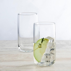 dois copos de vidro transparente sobre uma mesa