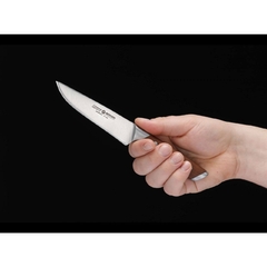 uma pessoa segurando uma uma faca de cozinha para uso geral, com lâmina de aço inox e cabo de madeira da marca böker