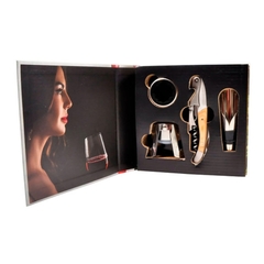 Kit De Acessórios para vinho Sommelier modelo Plaza, da marca italiana Legnoart contendo um saca-rolhas, um bico despejador, um anel de inox para garrafa e uma rolha para champagne em um estojo 