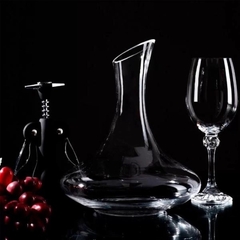 Duas taças de vinho e um decanter sobre uma mesa