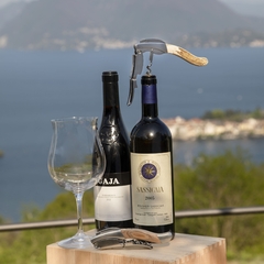duas garrafas de vinho junto com um Saca-Rolhas abridor de vinhos da marca italiana legnoart, de Aço Inox Com Acabamento Em Chifre De Cervo e uma taça de vinho