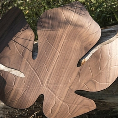 detalhes do relevo de um centro de mesa de madeira em formato de folha da marca italiana Legnoart