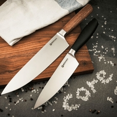 uma dupla de facas importadas da alemanha da marca böker com lâmina de aço inox