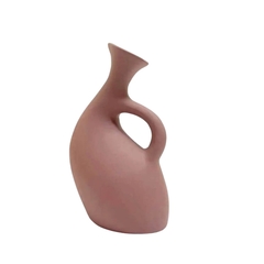 um vaso decorativo de cerâmica marrom em formato orgânico
