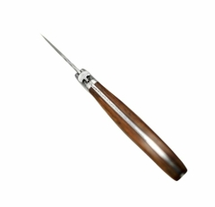 detalhe do cabo de madeira de uma faca modelo fassona da marca Legnoart, importado da itália