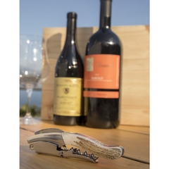 uma taça de vinho, duas garrafas de vinho e um Saca-Rolhas abridor de vinhos da marca italiana legnoart, de Aço Inox Com Acabamento Em Chifre De Cervo