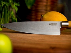 Uma faca damasco em cima de uma tábua de corte