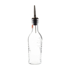 uma garrafa de vidro com bico de inox para armazenar azeite, galheteiro