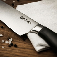 detalhe da lâmina de aço inox de uma faca de cozinha importada