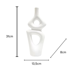 um vaso decorativo de cerâmica branca em formato orgânico contendo suas medidas