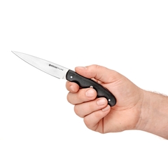 uma pessoa segurando uma faca de cozinha pequena