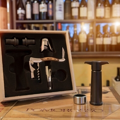 um saca-rolhas e uma bomba de pressão para fechar garrafas de vinho em cima de uma mesa em uma adega