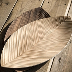 duas bandejas de madeira em formato de folha com relevo 3D da marca Legnoart, importadas da itália