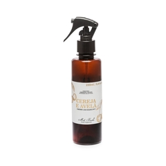 Home Spray e Tecidos com frasco âmbar e rótulo branco e dourado, aroma cereja e avelã, da marca Mels Brushes, imagem com fundo branco.
