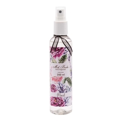 Home Spray com frasco transparente e rótulo colorido, com aroma Monet, da marca Mels Brushes, imagem com fundo branco.