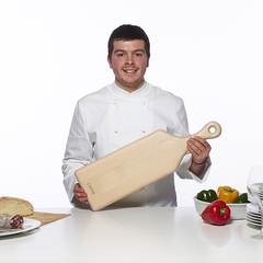um homem vestido de chef de cozinha segurando uma tábua de cozinha de madeira da marca italiana Legnoart