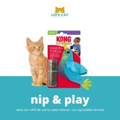 El KONG Bird Catnip Rellenable es una adición perfecta a la rutina de juego de tu gato, ofreciendo una combinación de diversión, ejercicio y estimulación mental.Encuéntralo en Lio's Cat, la 1° Tienda en Línea en México dedicada a productos exclusivamente 