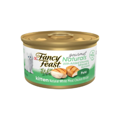 Lata de alimento húmedo premium Fancy Feast Naturals sabor pollo para gatos, con ingredientes reales y aditivos de vitaminas y minerales.