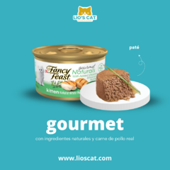 Lata de alimento húmedo para gatos Fancy Feast Naturals de pollo, con un trozo de paté en un plato.