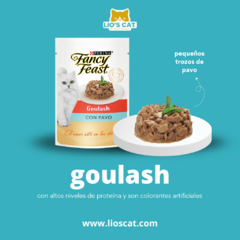 Paquete de alimento húmedo Fancy Feast Goulash con pavo, mostrando un plato con pequeños trozos de carne y decoración de hierbas. Libre de colorantes artificiales. Disponible en Lio's Cat.