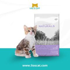 Diamond Naturals Kitten contiene una fórmula excelente para gatitos y gatas embarazadas. Contiene pollo como proteína principal y arroz para proporcionar más energía a los gatitos para que crezcan sanos y fuertes. Disponible en Lio's Cat.