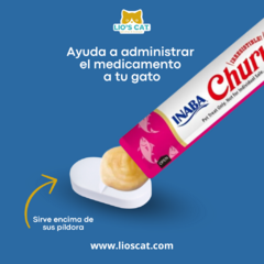 Producto CHURU Sabor Camarón y Atún de INABA, ideal para administrar medicamentos a gatos, mostrando la presentación y un dispensador.