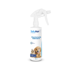 Botella de SoluVet Desinfectante en Spray de 500ml, ideal para la higiene de mascotas, con imágenes de un perro y un gato en su etiqueta.