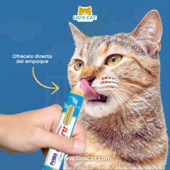 Gato disfrutando del snack Churu Inaba Atún y Callo de Hacha, una opción deliciosa y nutritiva. Churu Inaba Atún y Callo de Hacha 14g, snack natural y bajo en calorías para gatos, con ingredientes de alta calidad. Ideal como premio o complemento para gato