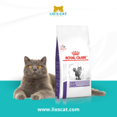 Royal Canin Calm Feline ayuda a reducir el estrés en gatos, promoviendo el bienestar y manteniendo una nutrición completa para mejorar su calidad de vida. Gato relajado tras consumir Royal Canin Calm Feline, un alimento que reduce el estrés y promueve el 