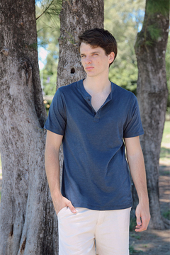 REMERA HENLEY S24VM012NAV LABELS CONCEPT STORE
