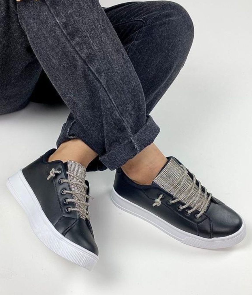 Tenis feminino preto casual com strass