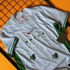 CAMISA NIGERIA BRANCA 2025 GOLA QUADRADA na internet