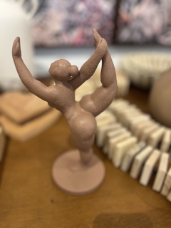 Escultura resina bailarina - comprar online