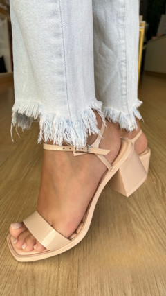 Sandalia petite jolie branca 2025