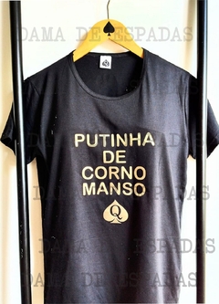 Camiseta algodão feminina preta estampa PUTINHA DE CORNO MANSO.