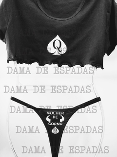 Conjunto Underboob HOTWIFE preta ou branca com estampa 03 Dama de Espadas em branco + calcinha em preto com estampa 28 MULHER DE CORNO.