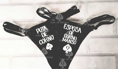 Kit de 2 calcinhas pretas PUTA DE CORNO e ESPOSA DE CORNO MANSO estampas Nº 10 e 11 em branco.
