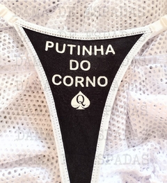 Calcinha preta PUTINHA DO CORNO com estampa Nº 29, acabamentos em branco. - comprar online