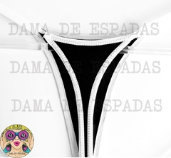 Calcinha preta acabamentos em branco DAMA DE ESPADAS com estampa 01 em branco. - comprar online