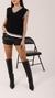 Shorts Ximena em poliuretano na cor preta com colete de tricô modal na cor preta use sôffi