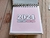 Calendario mesa 2025 Alice + brinde - Livro do bebê personalizado | Caderneta de saúde | GrazyParties 